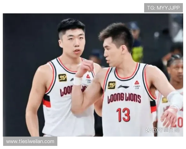 刘颜诚与球队共庆圣诞团聚时刻 传递运动精神与节日祝福